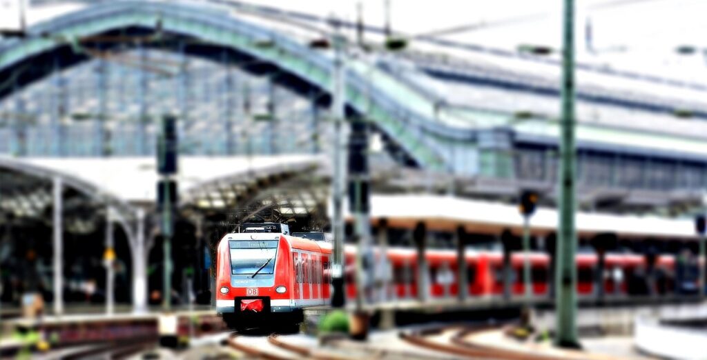 g5cdc7e6c88845c5b0d0167cf3c830bbe99a7c5b12d7c31f1705ed9e05770596c445a33189fae91040491d63fadd44a7db2d326242bbd8ade05c52ed687abe93a_1280-1527780 taxi per stazione ferroviaria a Bormio